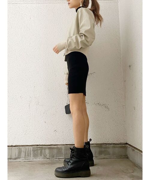 GYDA(ジェイダ)の「ウエストシェイプフェイクレザーショートブルゾン(ブルゾン・レディース・ブラック/アイボリー・FREE)」の11枚目の写真