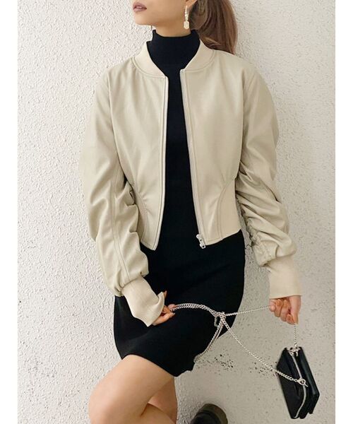 GYDA(ジェイダ)の「ウエストシェイプフェイクレザーショートブルゾン(ブルゾン・レディース・ブラック/アイボリー・FREE)」の13枚目の写真