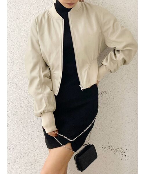 GYDA(ジェイダ)の「ウエストシェイプフェイクレザーショートブルゾン(ブルゾン・レディース・ブラック/アイボリー・FREE)」の15枚目の写真