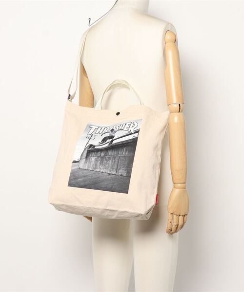 THRASHER(スラッシャー)の「PHOTO TOTE SHOULDER M BAG/スラッシャーコットントートバッグ(トートバッグ・メンズ・ホワイト×ブルー/ホワイト×ブラック・FREE)」の5枚目の写真