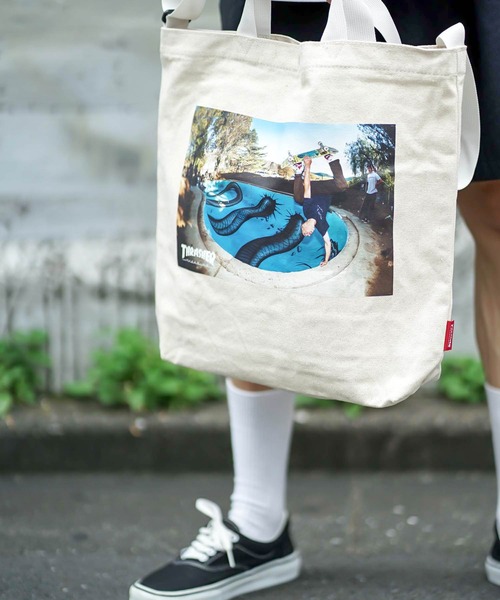 THRASHER(スラッシャー)の「PHOTO TOTE SHOULDER M BAG/スラッシャーコットントートバッグ(トートバッグ・メンズ・ホワイト×ブルー/ホワイト×ブラック・FREE)」の9枚目の写真