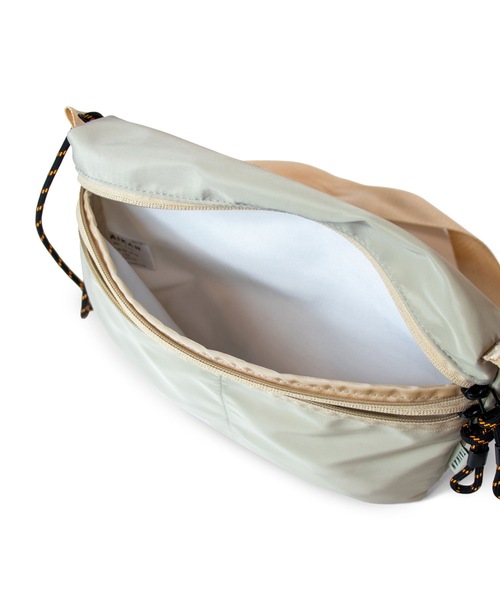 TAIKAN（テイケン）の「【TAIKAN / テイケン】SACOCHE BAG LARGE  / サコッシュ（ショルダーバッグ・メンズ・ベージュ・LARGE）」の8枚目の写真