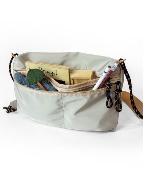 TAIKAN（テイケン）の「【TAIKAN / テイケン】SACOCHE BAG LARGE  / サコッシュ（ショルダーバッグ・メンズ・ベージュ・LARGE）」の9枚目の写真