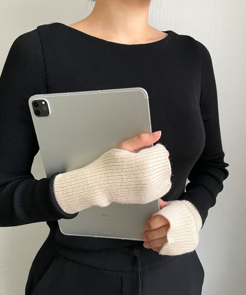 CEMONEMO(セモネモ)の「リブニット アームウォーマー(手袋・レディース・ブラック/ベージュ/グレー/アイボリー・FREE)」の5枚目の写真