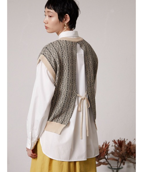 armonia(アルモニーア)の「armonia.後ろリボンジャガードニットベスト(ベスト・レディース・ベージュ/ブルー・FREE)」の4枚目の写真