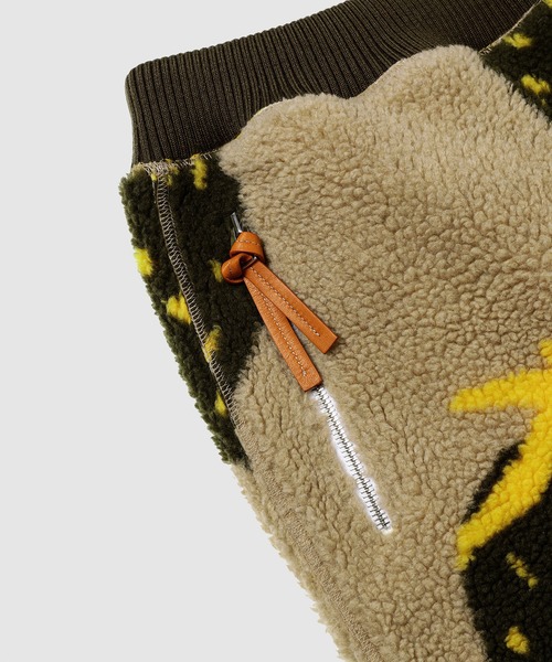JW Anderson（ジェイダブリューアンダーソン）の「TAPERED JOGGERS（その他パンツ・メンズ・ベージュ系その他/レッド系その他・SMALL/MEDIUM）」の3枚目の写真