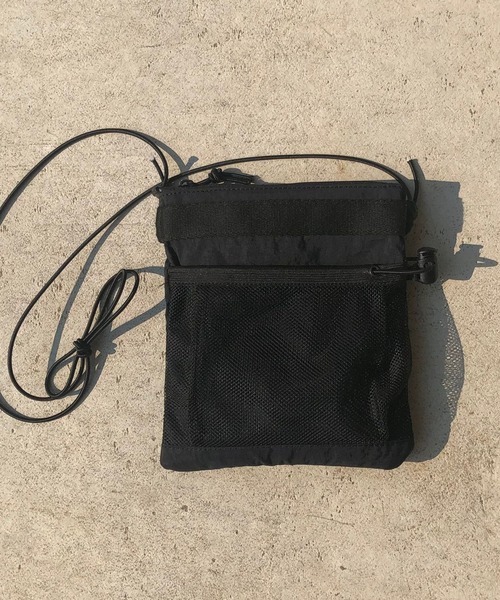 natto(ナット)の「【ユニセックスアイテム】trip partner / 旅のお供に連れて行ってほしいトリップパートナー(ショルダーバッグ・メンズ・ブラック・FREE)」の1枚目の写真