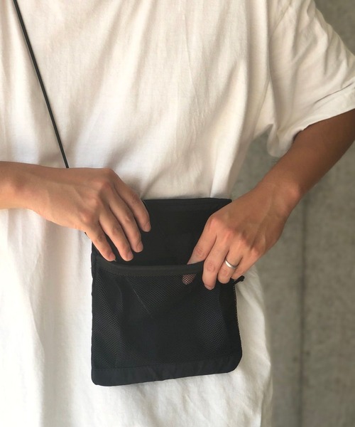 natto(ナット)の「【ユニセックスアイテム】trip partner / 旅のお供に連れて行ってほしいトリップパートナー(ショルダーバッグ・メンズ・ブラック・FREE)」の4枚目の写真