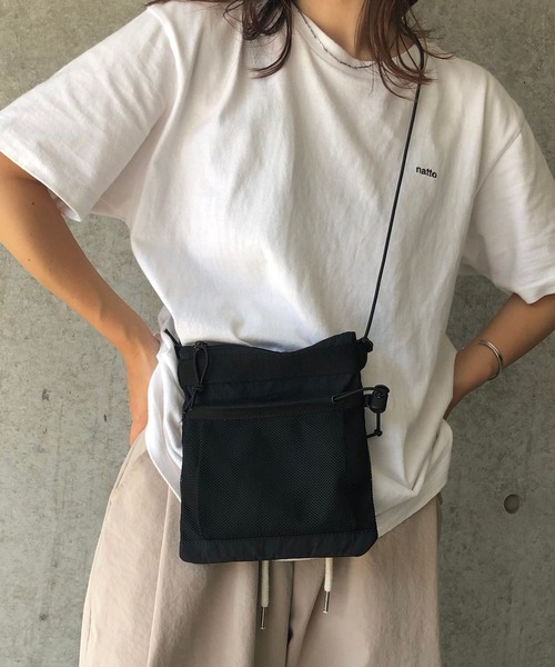 natto(ナット)の「【ユニセックスアイテム】trip partner / 旅のお供に連れて行ってほしいトリップパートナー(ショルダーバッグ・メンズ・ブラック・FREE)」の5枚目の写真