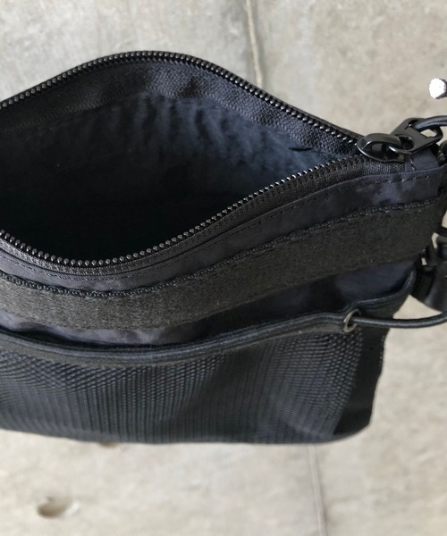 natto(ナット)の「【ユニセックスアイテム】trip partner / 旅のお供に連れて行ってほしいトリップパートナー(ショルダーバッグ・メンズ・ブラック・FREE)」の7枚目の写真