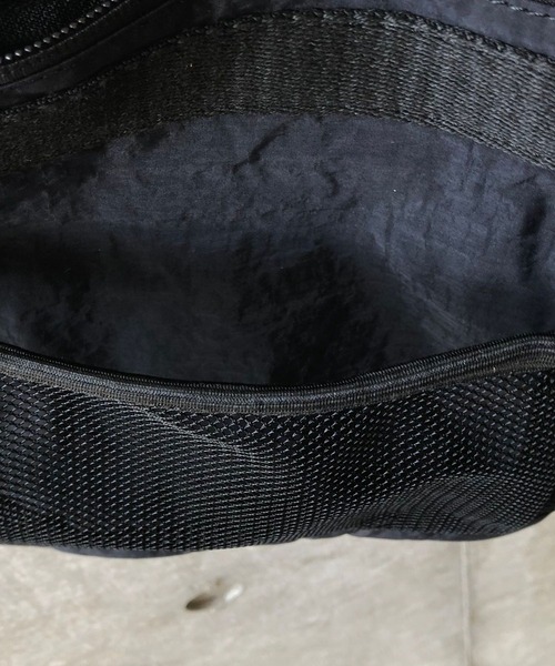 natto(ナット)の「【ユニセックスアイテム】trip partner / 旅のお供に連れて行ってほしいトリップパートナー(ショルダーバッグ・メンズ・ブラック・FREE)」の8枚目の写真