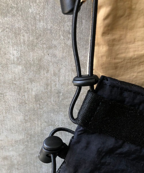 natto(ナット)の「【ユニセックスアイテム】trip partner / 旅のお供に連れて行ってほしいトリップパートナー(ショルダーバッグ・メンズ・ブラック・FREE)」の9枚目の写真