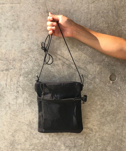 natto(ナット)の「【ユニセックスアイテム】trip partner / 旅のお供に連れて行ってほしいトリップパートナー(ショルダーバッグ・メンズ・ブラック・FREE)」の10枚目の写真