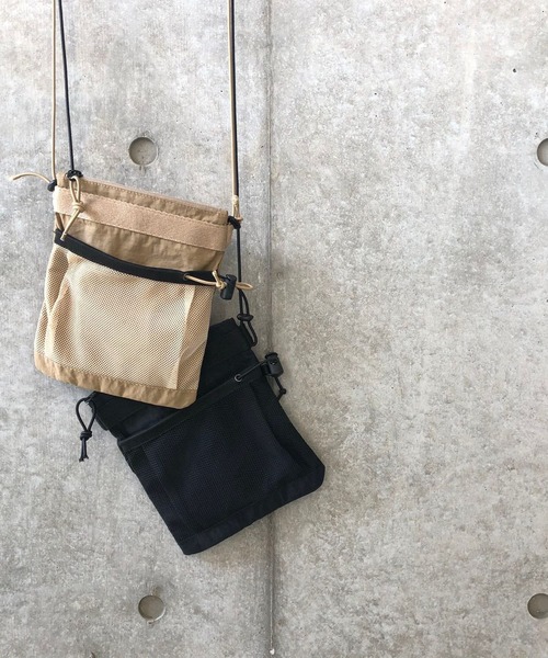 natto(ナット)の「【ユニセックスアイテム】trip partner / 旅のお供に連れて行ってほしいトリップパートナー(ショルダーバッグ・メンズ・ブラック・FREE)」の11枚目の写真