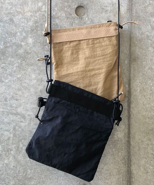 natto(ナット)の「【ユニセックスアイテム】trip partner / 旅のお供に連れて行ってほしいトリップパートナー(ショルダーバッグ・メンズ・ブラック・FREE)」の12枚目の写真