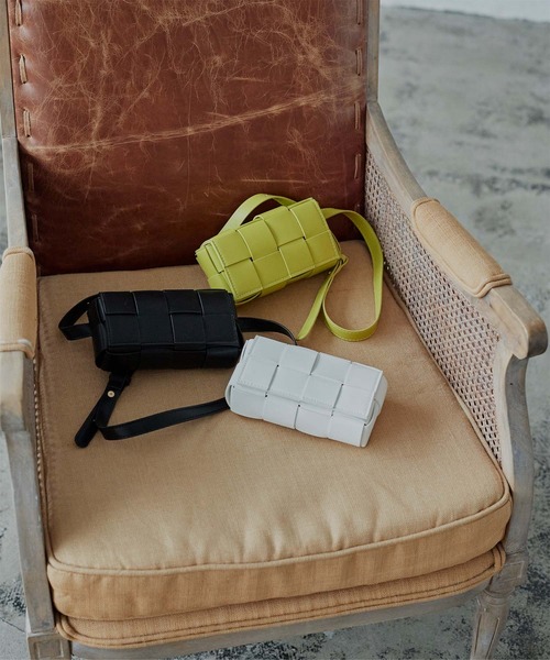 miette（ミエット）の「ｴｺﾚｻﾞｰ編み込み2wayﾐﾆﾊﾞｯｸﾞ（ショルダーバッグ・レディース・オフホワイト/ブラック/イエロー系その他・FREE）」の2枚目の写真