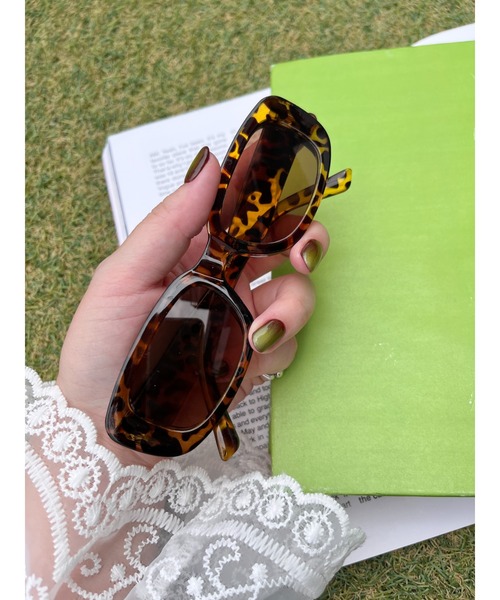 WC(ダブル シー)の「スクエアフレームトイグラス(サングラス・レディース・ブラウン/ホワイト/ブラック・FREE)」の1枚目の写真