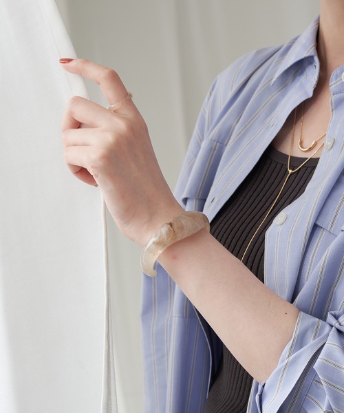 earth music&ecology（アースミュージックアンドエコロジー）の「マーブルカラーバングル（ブレスレット・レディース・ベージュ/ブルー・FREE）」の2枚目の写真