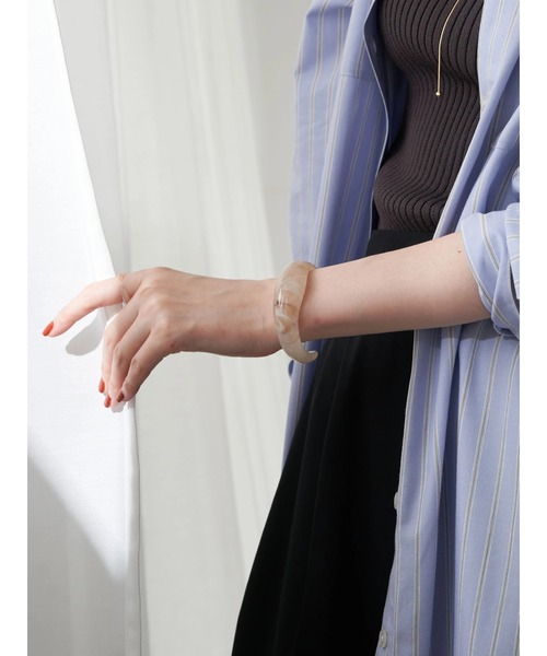 earth music&ecology（アースミュージックアンドエコロジー）の「マーブルカラーバングル（ブレスレット・レディース・ベージュ/ブルー・FREE）」の5枚目の写真