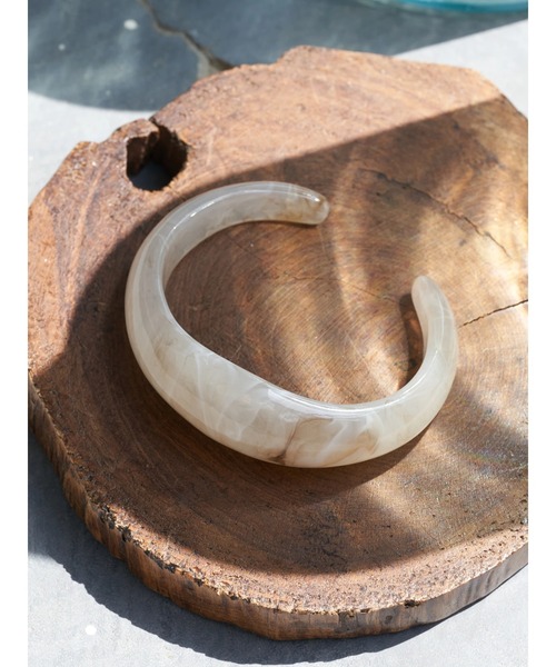 earth music&ecology（アースミュージックアンドエコロジー）の「マーブルカラーバングル（ブレスレット・レディース・ベージュ/ブルー・FREE）」の7枚目の写真