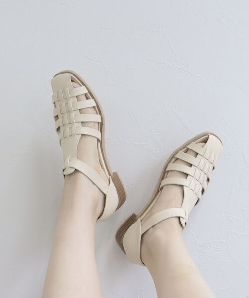 fredy emue(フレディエミュ)の「フラットスクエア グルカサンダル(サンダル・レディース・ブラック/オフホワイト・S/M/L)」の1枚目の写真