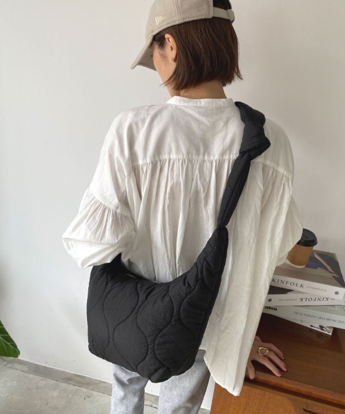 DONOBAN(ドノバン)の「キルティングショルダーバッグ(ショルダーバッグ・レディース・ホワイト/ブラック・ONESIZE)」の14枚目の写真