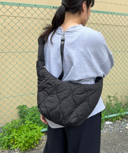 DONOBAN(ドノバン)の「キルティングショルダーバッグ(ショルダーバッグ・レディース・ホワイト/ブラック・ONESIZE)」の15枚目の写真