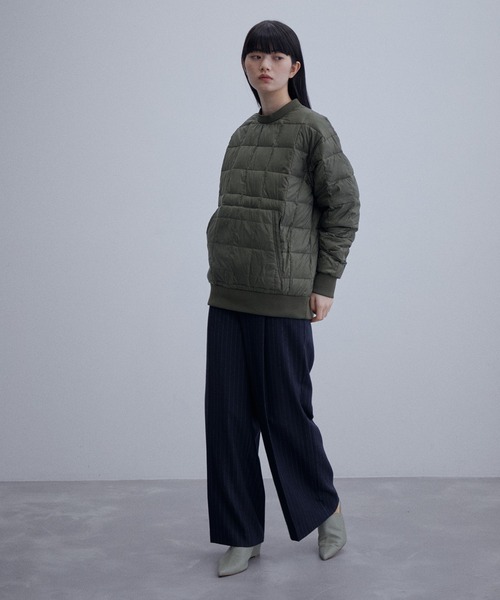 ADAM ET ROPE'（アダムエロペ）の「【TAION】CREWNECK DOWNプルオーバー（その他トップス・レディース・ホワイト/ブラック/パープル系その他/カーキ・S/L）」の6枚目の写真