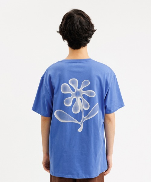 Saturdays NYC(サタデーズ ニューヨークシティ )の「Airbrush Flower SS Tee(Tシャツ/カットソー・メンズ・ブラウン系その他2/ブルー・M/S/XL/X-SMALL/L)」の2枚目の写真