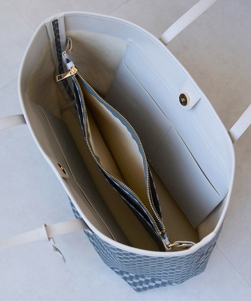 E'POR（エポール）の「【E'POR】【A4対応】MONOGRAM BAG Large（トートバッグ・レディース・ベージュ/ブラック/チャコールグレー・FREE）」の6枚目の写真