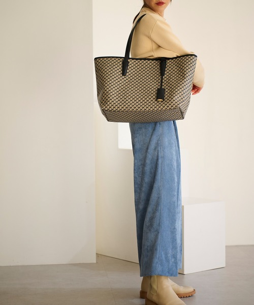 E'POR（エポール）の「【E'POR】【A4対応】MONOGRAM BAG Large（トートバッグ・レディース・ベージュ/ブラック/チャコールグレー・FREE）」の18枚目の写真