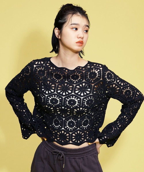 FOREVER 21（フォーエバー トゥエンティーワン）の「【FEMININE】カットレースプルオーバー（その他トップス・レディース・ブラック/ホワイト・FREE）」の2枚目の写真