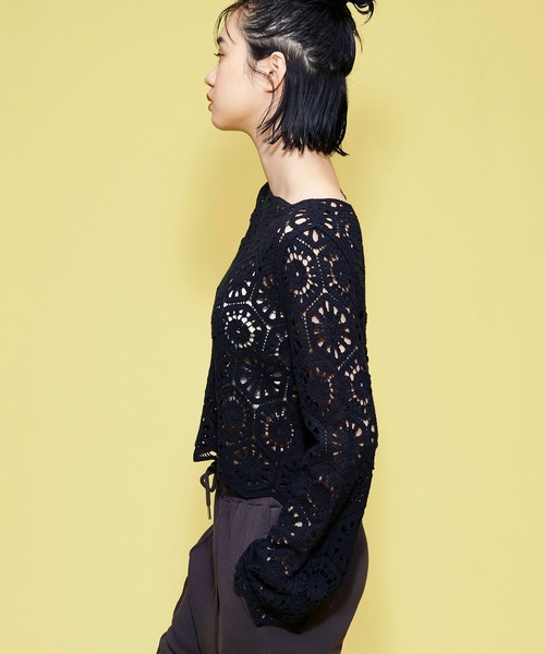 FOREVER 21（フォーエバー トゥエンティーワン）の「【FEMININE】カットレースプルオーバー（その他トップス・レディース・ブラック/ホワイト・FREE）」の5枚目の写真