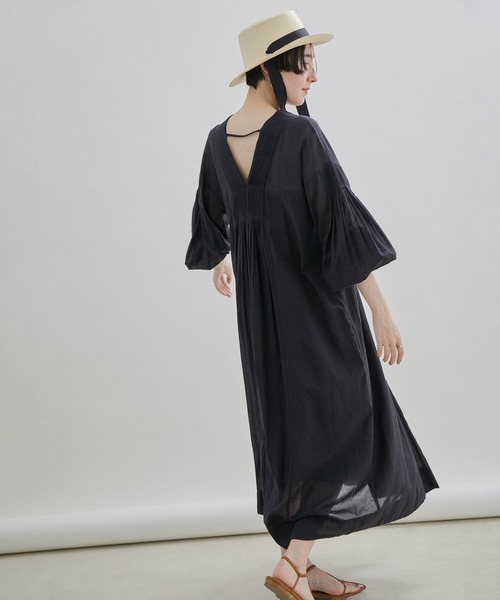 SALON adam et rope'（サロン アダム エ ロペ）の「【洗える】コットンボイルハンドタックVネックワンピース（ワンピース・レディース・ブラック/グレー系その他・FREE）」の2枚目の写真