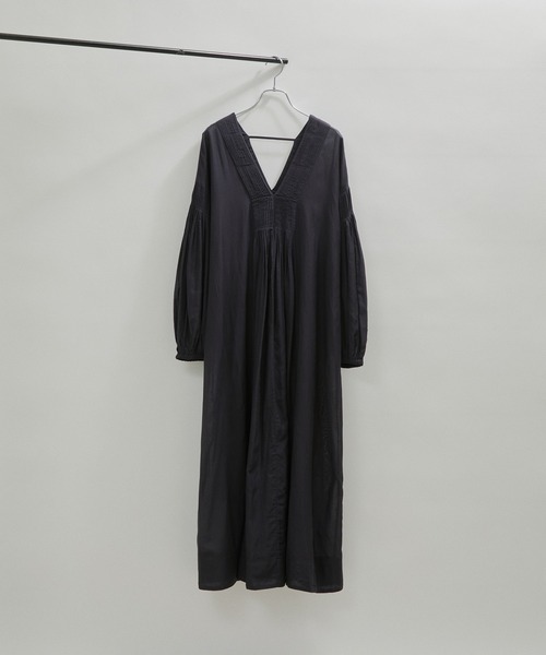 SALON adam et rope'（サロン アダム エ ロペ）の「【洗える】コットンボイルハンドタックVネックワンピース（ワンピース・レディース・ブラック/グレー系その他・FREE）」の3枚目の写真