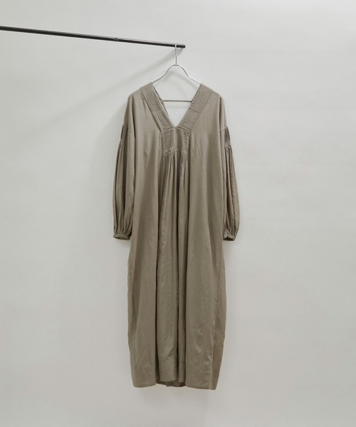 SALON adam et rope'（サロン アダム エ ロペ）の「【洗える】コットンボイルハンドタックVネックワンピース（ワンピース・レディース・ブラック/グレー系その他・FREE）」の4枚目の写真