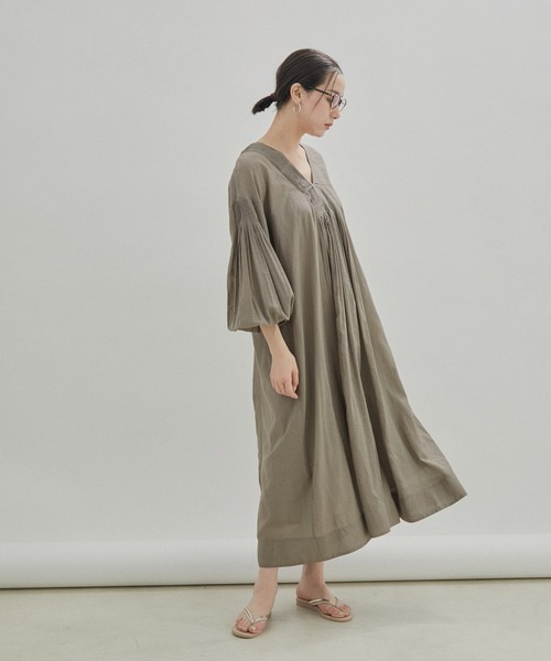 SALON adam et rope'（サロン アダム エ ロペ）の「【洗える】コットンボイルハンドタックVネックワンピース（ワンピース・レディース・ブラック/グレー系その他・FREE）」の5枚目の写真