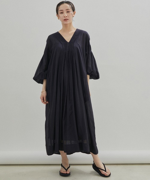 SALON adam et rope'（サロン アダム エ ロペ）の「【洗える】コットンボイルハンドタックVネックワンピース（ワンピース・レディース・ブラック/グレー系その他・FREE）」の6枚目の写真