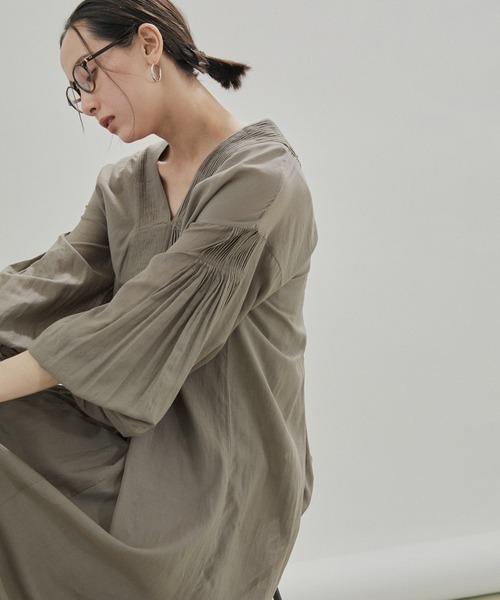 SALON adam et rope'（サロン アダム エ ロペ）の「【洗える】コットンボイルハンドタックVネックワンピース（ワンピース・レディース・ブラック/グレー系その他・FREE）」の11枚目の写真