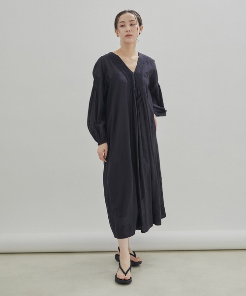 SALON adam et rope'（サロン アダム エ ロペ）の「【洗える】コットンボイルハンドタックVネックワンピース（ワンピース・レディース・ブラック/グレー系その他・FREE）」の12枚目の写真