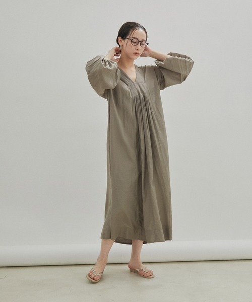 SALON adam et rope'（サロン アダム エ ロペ）の「【洗える】コットンボイルハンドタックVネックワンピース（ワンピース・レディース・ブラック/グレー系その他・FREE）」の13枚目の写真