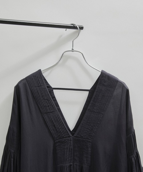 SALON adam et rope'（サロン アダム エ ロペ）の「【洗える】コットンボイルハンドタックVネックワンピース（ワンピース・レディース・ブラック/グレー系その他・FREE）」の15枚目の写真