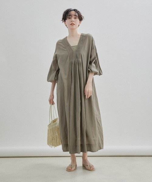 SALON adam et rope'（サロン アダム エ ロペ）の「【洗える】コットンボイルハンドタックVネックワンピース（ワンピース・レディース・ブラック/グレー系その他・FREE）」の21枚目の写真