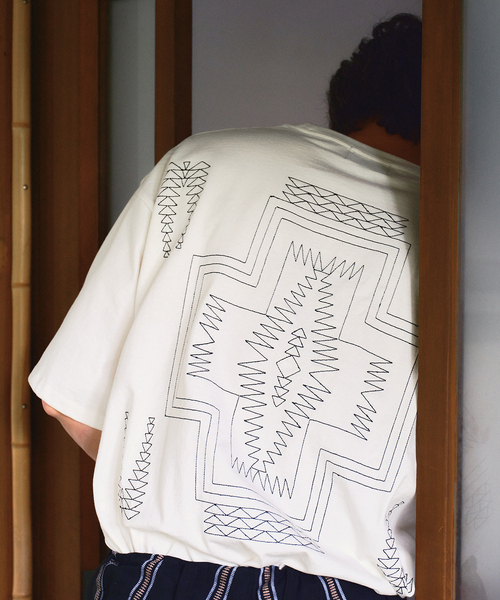 PENDLETON(ペンドルトン)の「【PENDLETON / ペンドルトン】別注 バックプリントパターン刺繍Tシャツ(Tシャツ/カットソー・メンズ・オートミール/ブラック系その他/ブラック/アイボリー・MEDIUM/LARGE)」の2枚目の写真