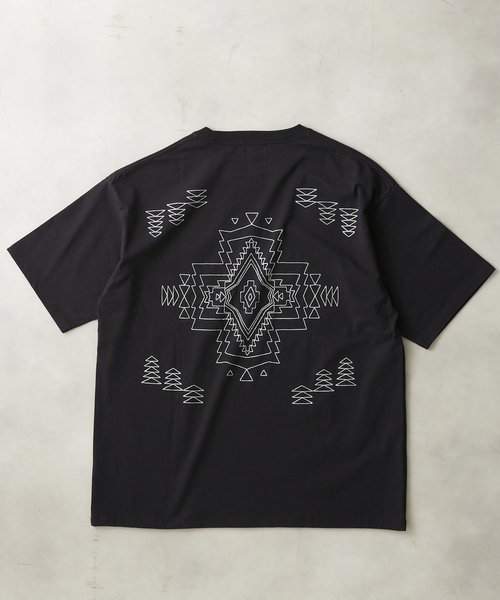 PENDLETON(ペンドルトン)の「【PENDLETON / ペンドルトン】別注 バックプリントパターン刺繍Tシャツ(Tシャツ/カットソー・メンズ・オートミール/ブラック系その他/ブラック/アイボリー・MEDIUM/LARGE)」の3枚目の写真
