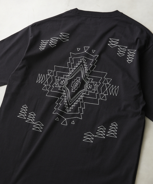 PENDLETON(ペンドルトン)の「【PENDLETON / ペンドルトン】別注 バックプリントパターン刺繍Tシャツ(Tシャツ/カットソー・メンズ・オートミール/ブラック系その他/ブラック/アイボリー・MEDIUM/LARGE)」の10枚目の写真