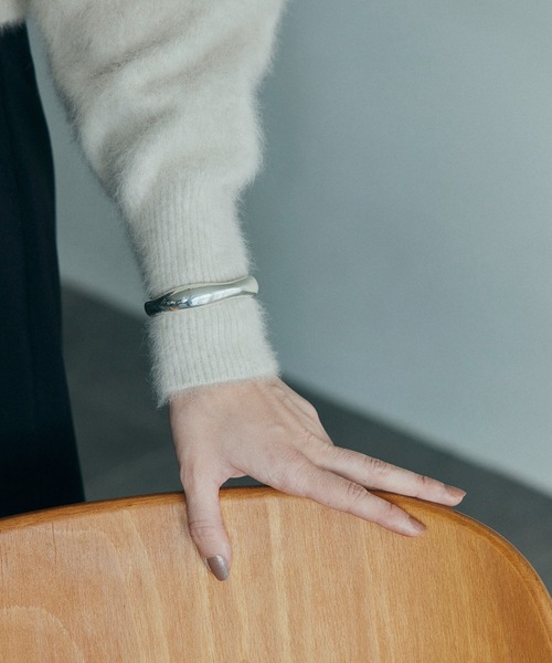 ADAM ET ROPE'(アダムエロペ)の「ウェービーバングル(バングル/リストバンド・レディース・シルバー/ゴールド・FREE)」の4枚目の写真