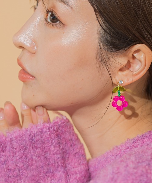 VICKY（ビッキー）の「【KOREAN ITEM】フラワーロングピアス（ピアス（両耳用）・レディース・イエロー/グリーン/ブルー/ピンク・FREE）」の4枚目の写真