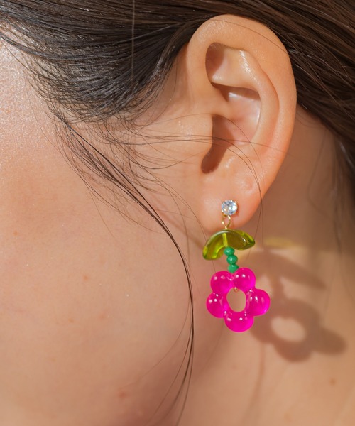 VICKY（ビッキー）の「【KOREAN ITEM】フラワーロングピアス（ピアス（両耳用）・レディース・イエロー/グリーン/ブルー/ピンク・FREE）」の5枚目の写真