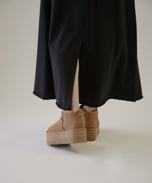 SALON adam et rope'（サロン アダム エ ロペ）の「【UGG（アグ）】クラシックウルトラミニプラットフォーム（ブーツ・レディース・ブラック/キャメル・22cm/23.0cm/24.0cm/25.0cm）」の2枚目の写真